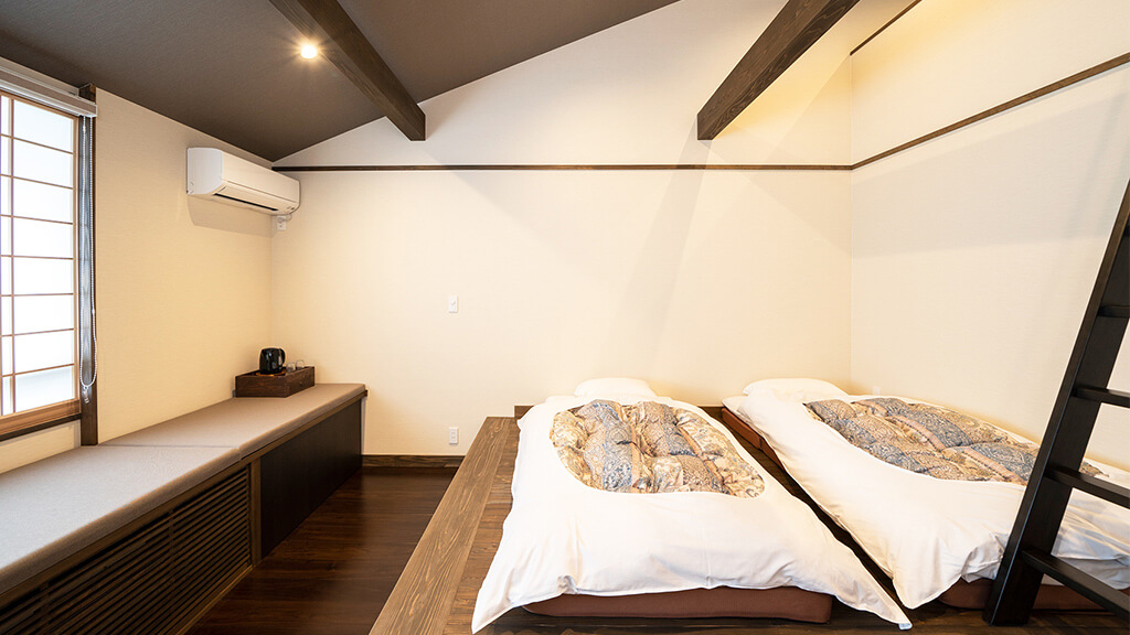 丁寧な布団の敷き方も習う