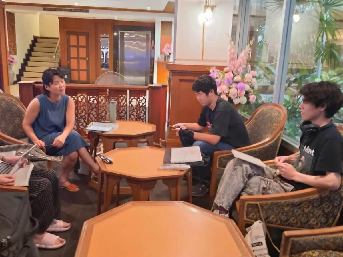 教員からフィードバックを受ける学生たち (タイ バンコク)