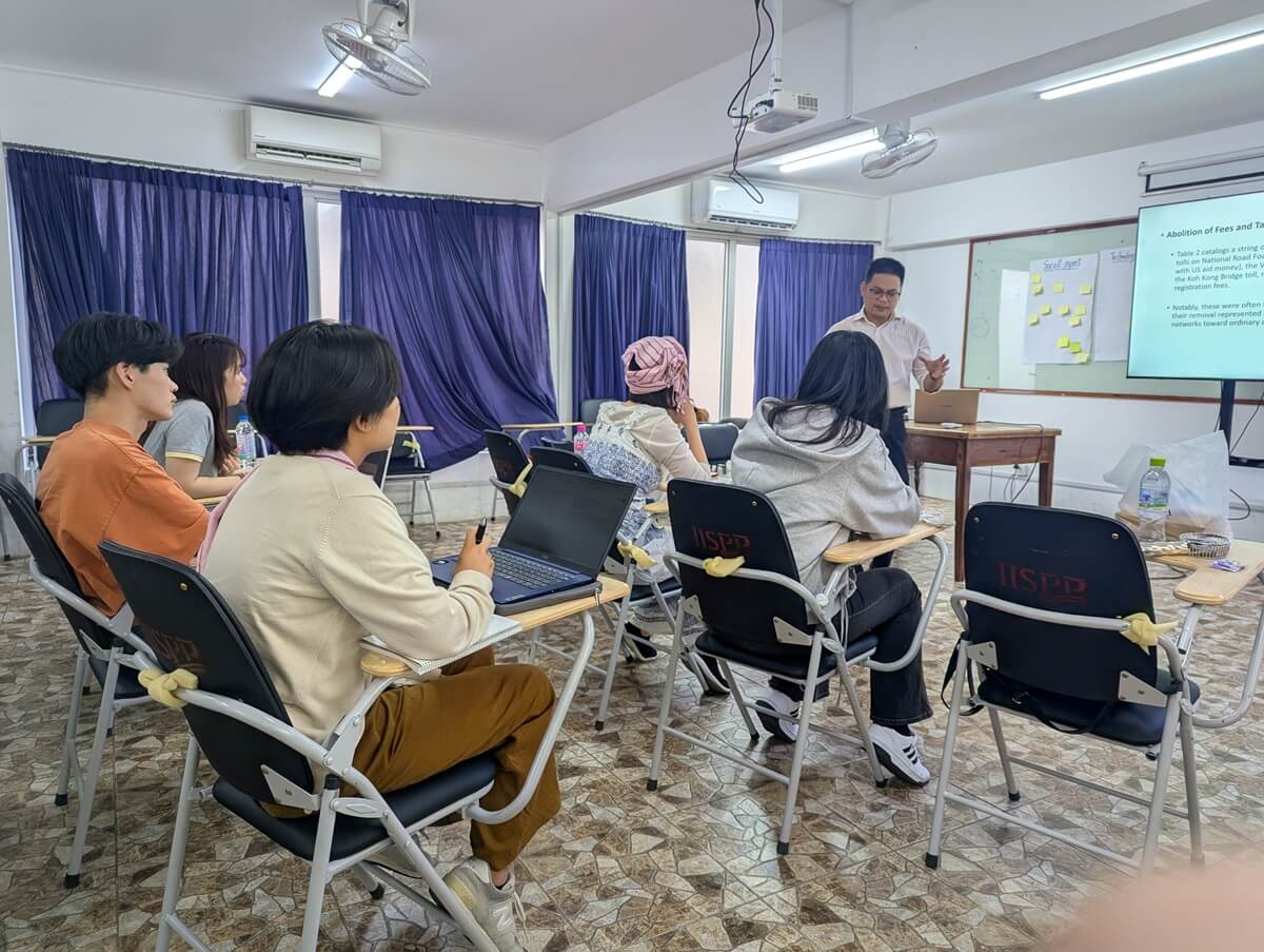 王立プノンペン大学にて講義を受ける (カンボジア プノンペン)