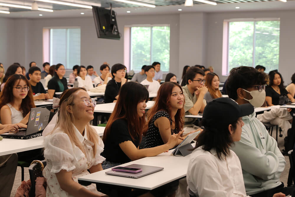 卒業生を招いた講義