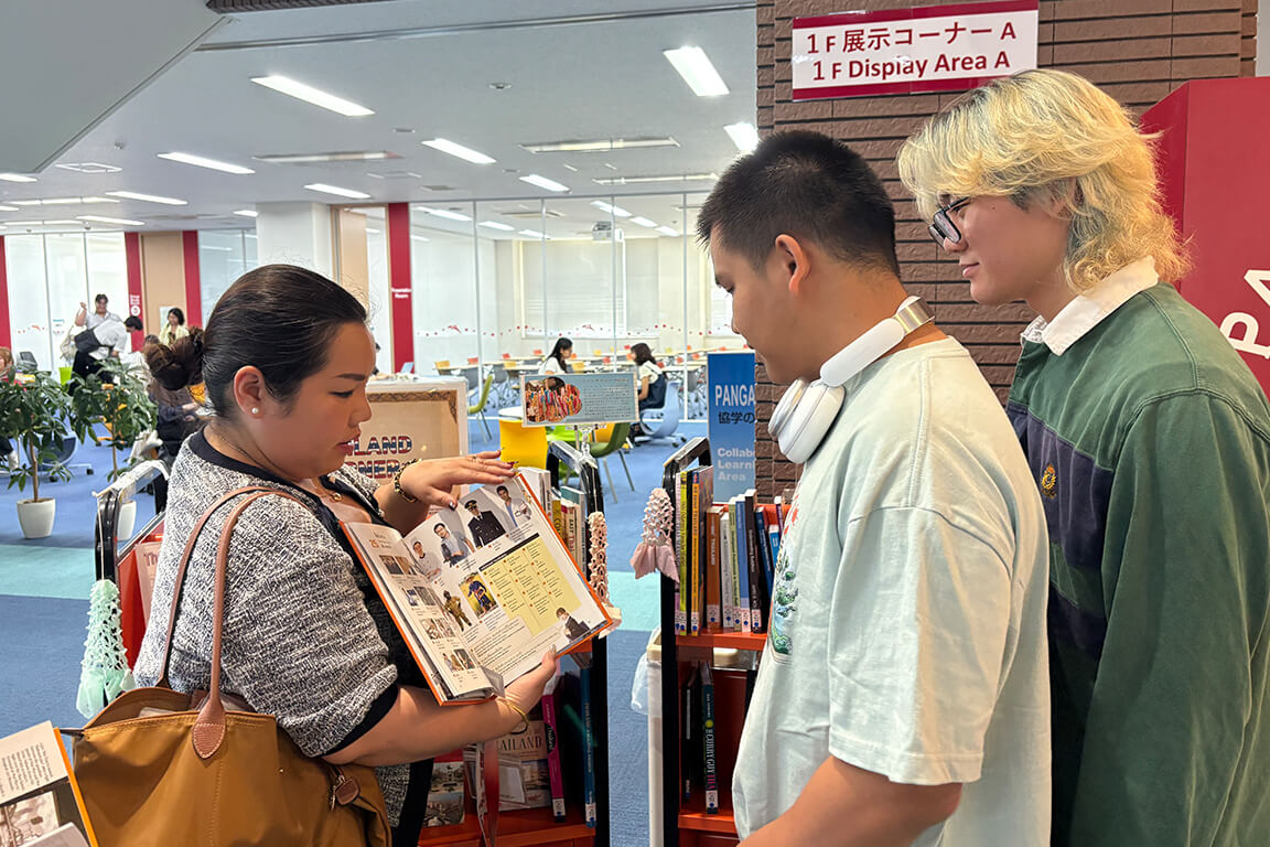 大学図書館「タイ・コーナー」