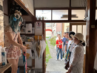 別府市街「アートツアー」の様子