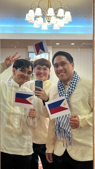 福岡県で開催されたイベントに伝統服で参加したジョン（左）