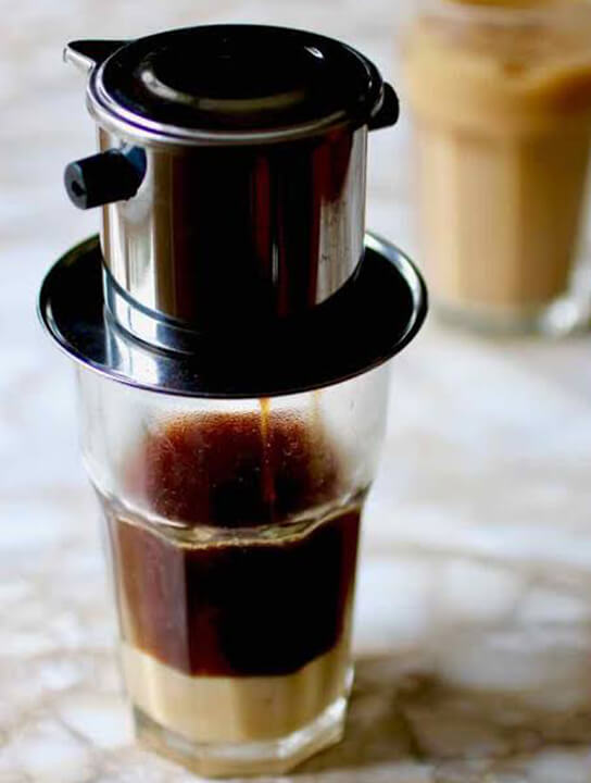 専用のフィルターで入れるベトナムコーヒー