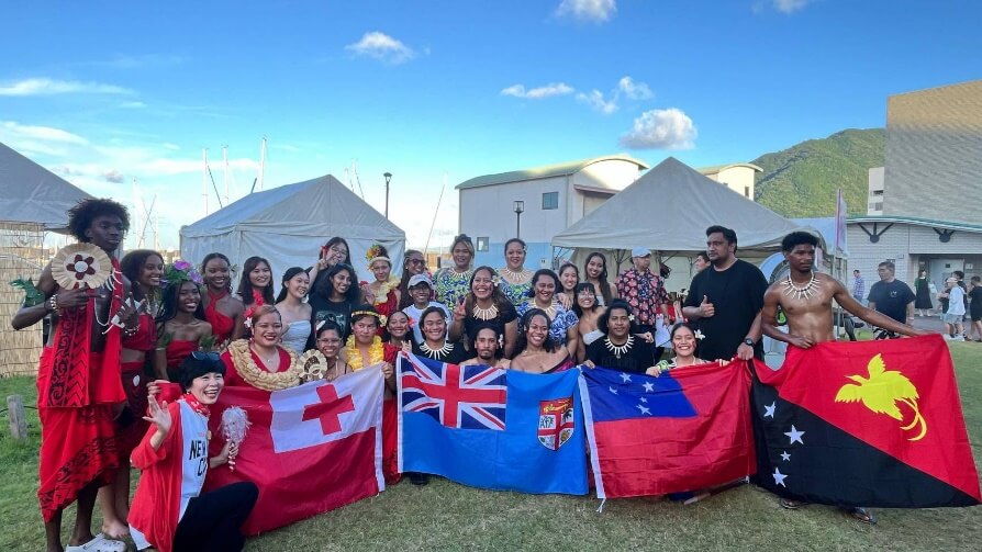 別府市で開かれた催しで伝統舞踊などパフォーマンスを披露