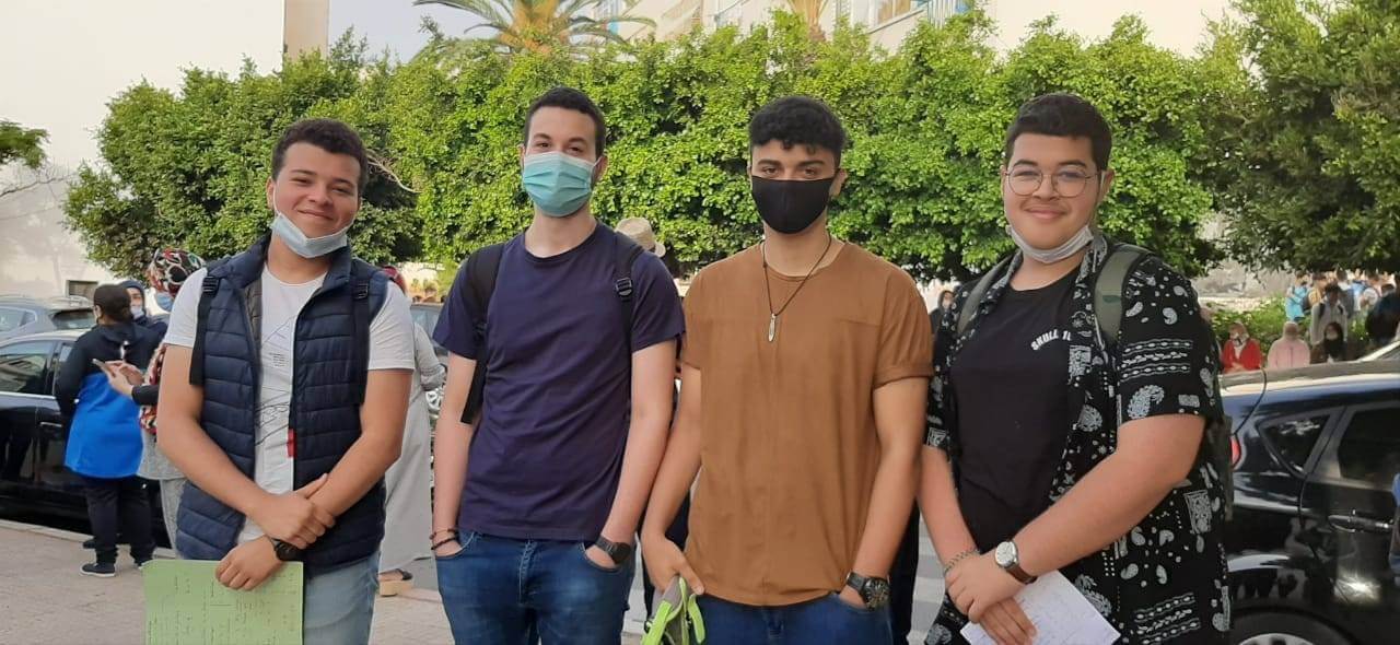 友達と一緒に全国試験に臨むマルワンさん（左から2番目）2021年5月