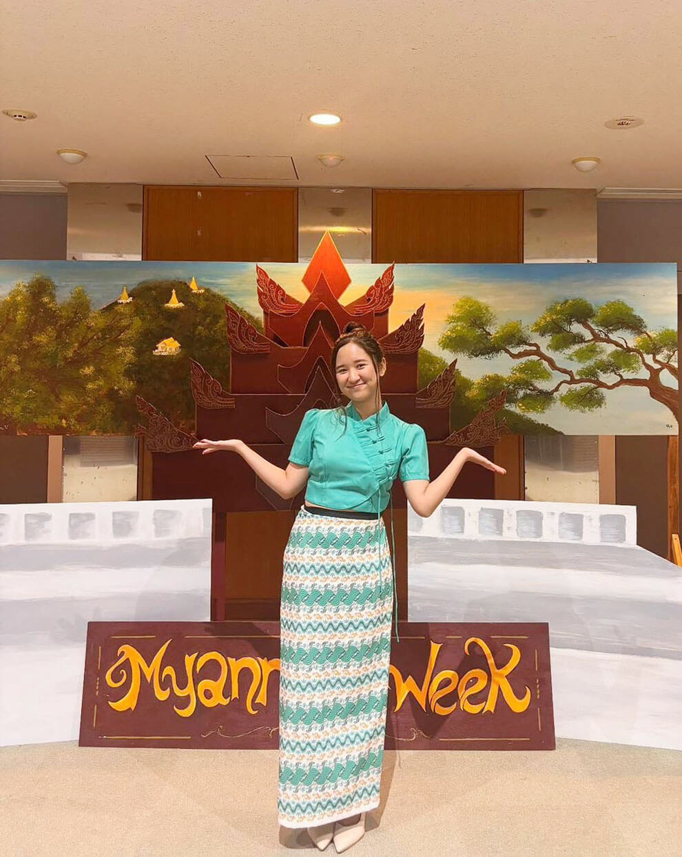 伝統衣装「タメイン」を着てにっこり