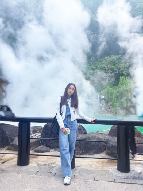 鮮やかな青色の「海地獄」