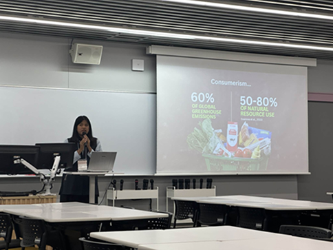 「Environment and Behavior Analysis」セッションで発表するDOLOROSA REGGIE MAE PAMBIDさん（アジア太平洋学部4回生, 当時）