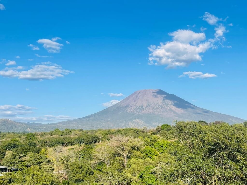 エルサルバトルのウスルタン火山。火山は人々の暮らしと大きな関りを持つ
