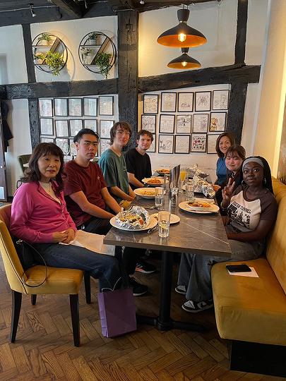 帰国前の日本語クラスのメンバーと先生とのランチ会