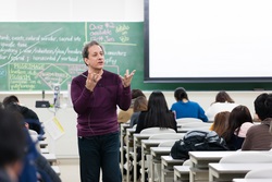多国籍教員が英語で行う大学講義を受講
