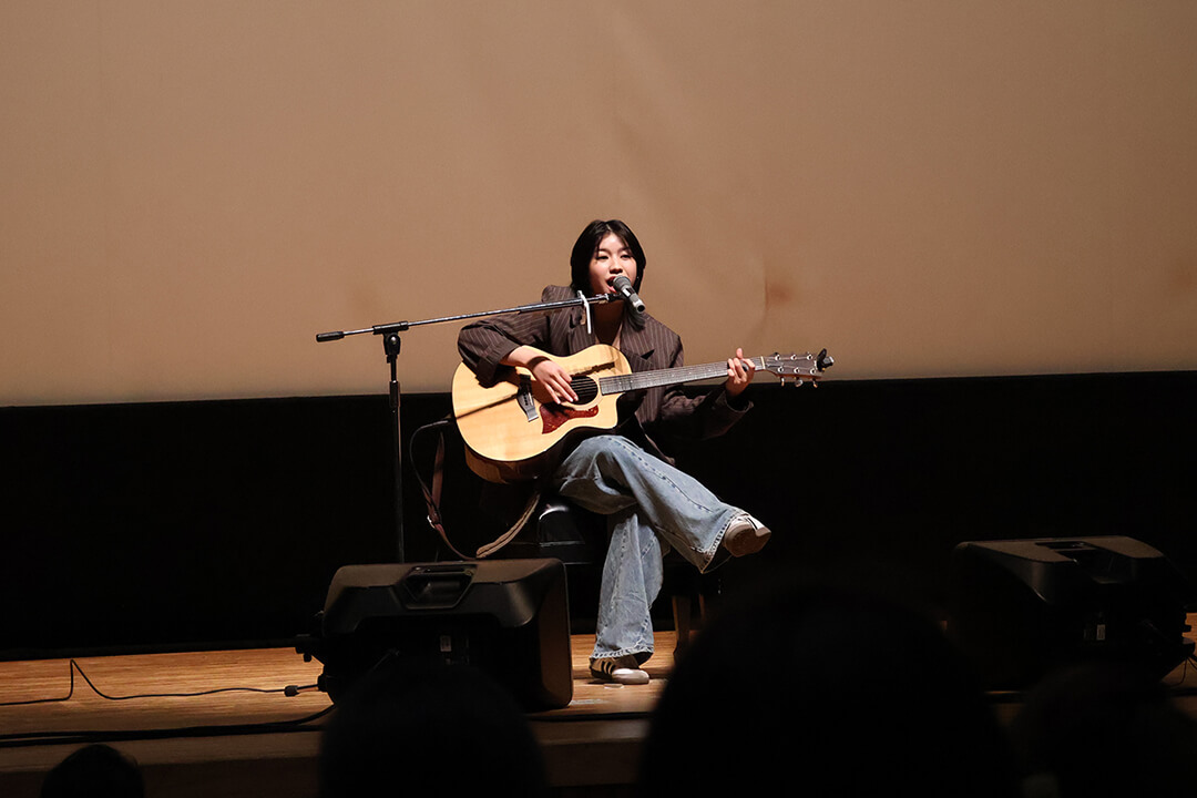 テーマソングを歌うアーティストのLeinaさん