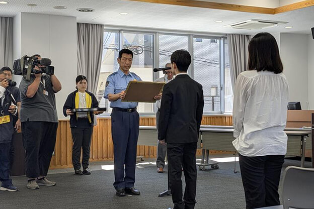 APU学生が迷子を保護　別府警察署長より感謝状を贈呈