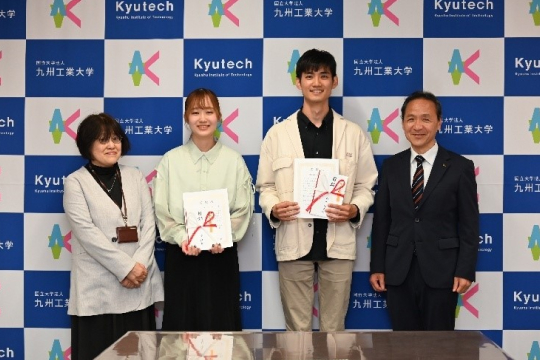 九工大 贈呈式の様子 (右)松本 倫太朗さん (左)川添 彩音さん ※徳田みゆきさんは別日にて贈呈