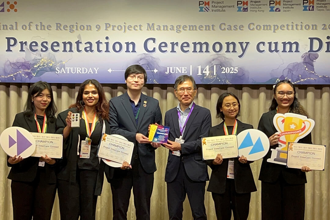 APUチームがPMI Region9 国際プロジェクトコンペ2025で優勝 － 高齢者ケアの革新的ソリューションを提案