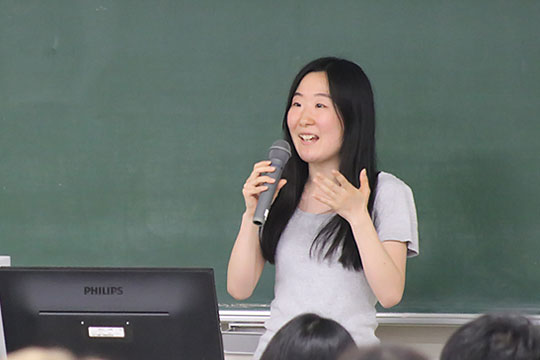 Global Alumni Lectureプログラム - 英語を学ぶ、英語を使って仕事をするということ－4名の卒業生が講演